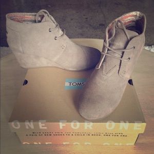 TOMS Desert Wedge in Tahoe Suede 9.5